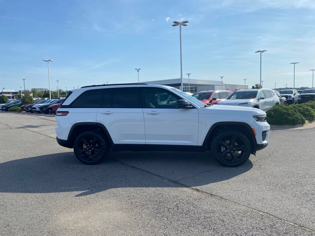 Used 2024 Jeep Grand Cherokee Altitude AWD/4WD image 5