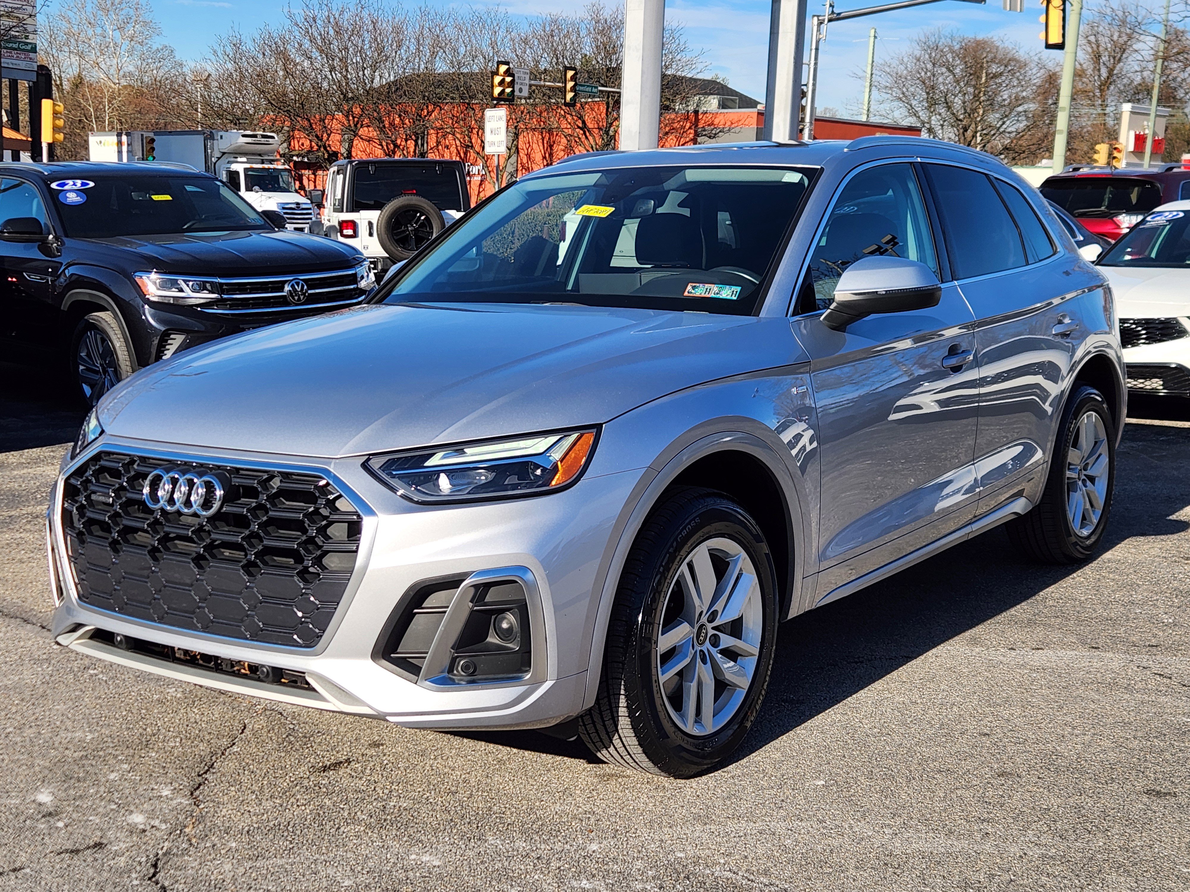 Used 2023 Audi Q5 2.0T Premium w/ Convenience Package image 2