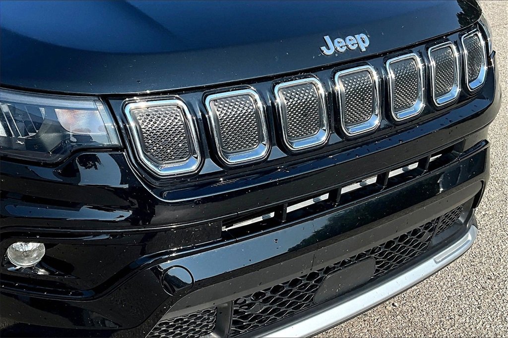 Used 2022 Jeep Compass Limited image 32