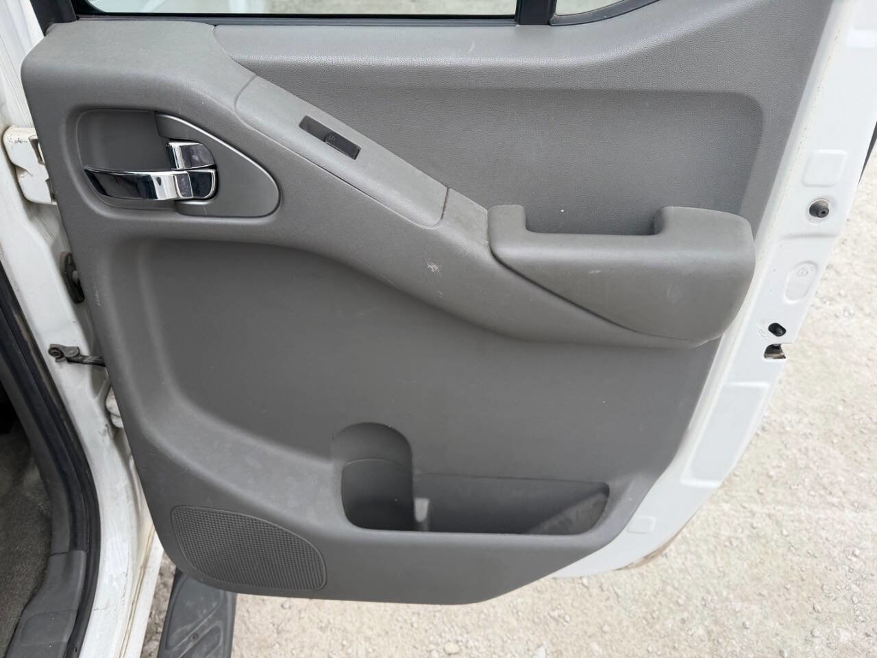 Used 2010 Nissan Frontier SE image 18