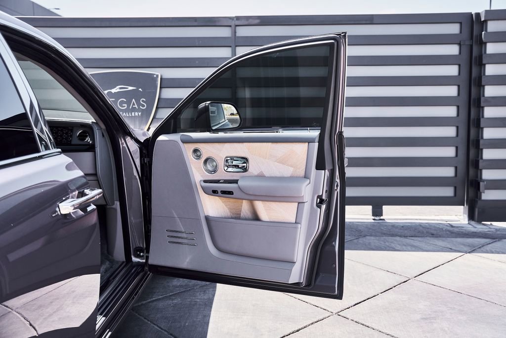 Used 2025 Rolls-Royce Phantom Sedan RWD image 23