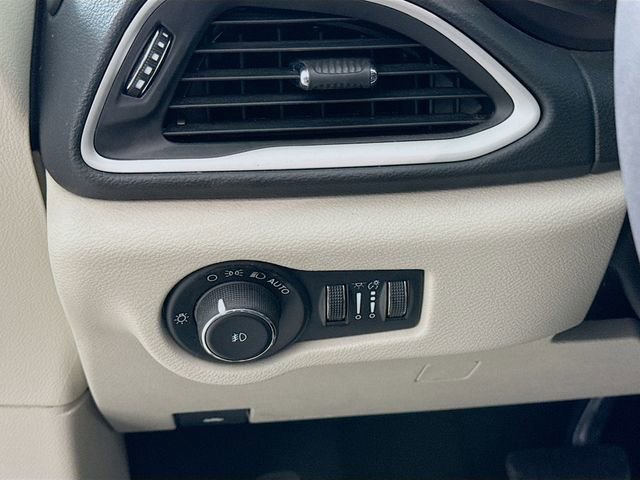 Used 2023 Chrysler Pacifica Touring-L image 10