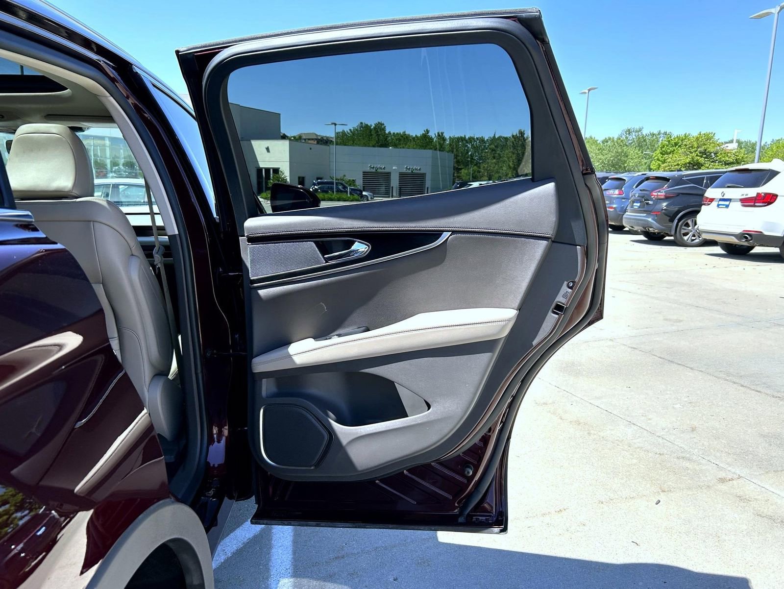 Used 2023 Lincoln Nautilus Reserve w/ Cargo Utility Package AWD/4WD image 17