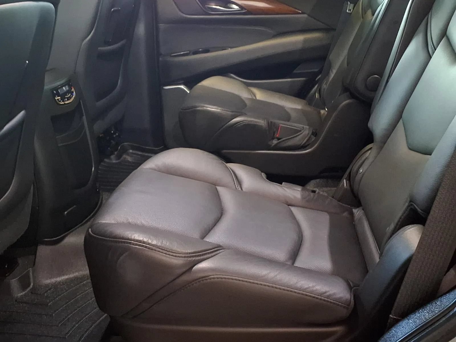 Used 2020 Cadillac Escalade Luxury w/ Escalade Sport Edition AWD/4WD image 17