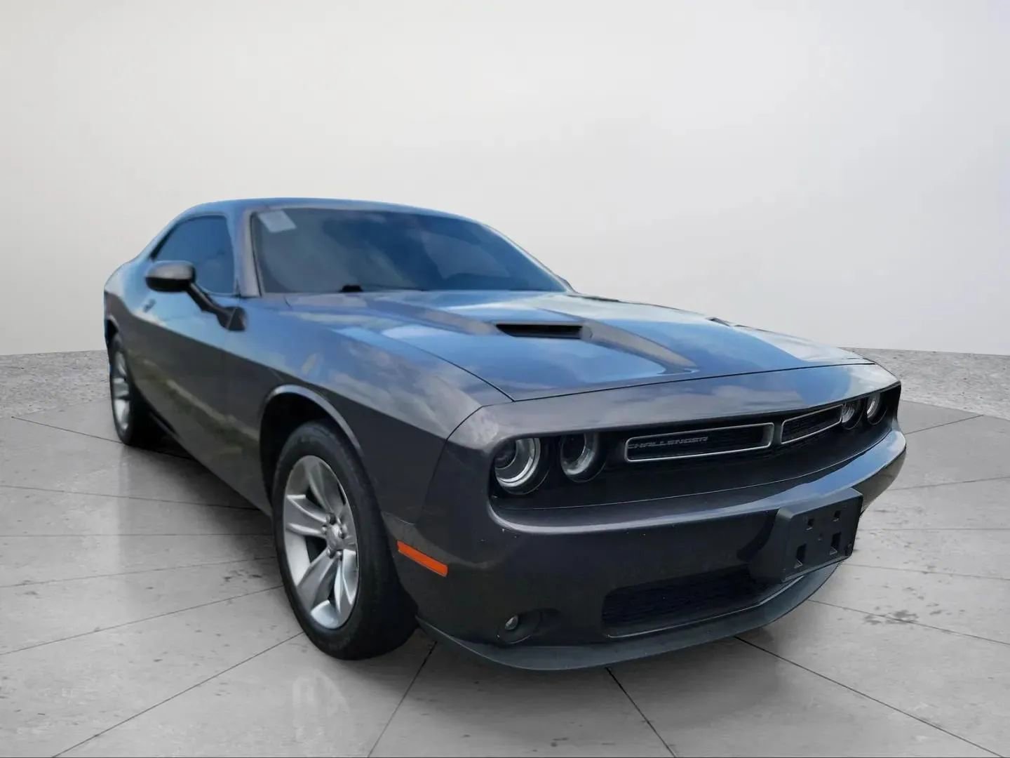Used 2019 Dodge Challenger SXT image 1