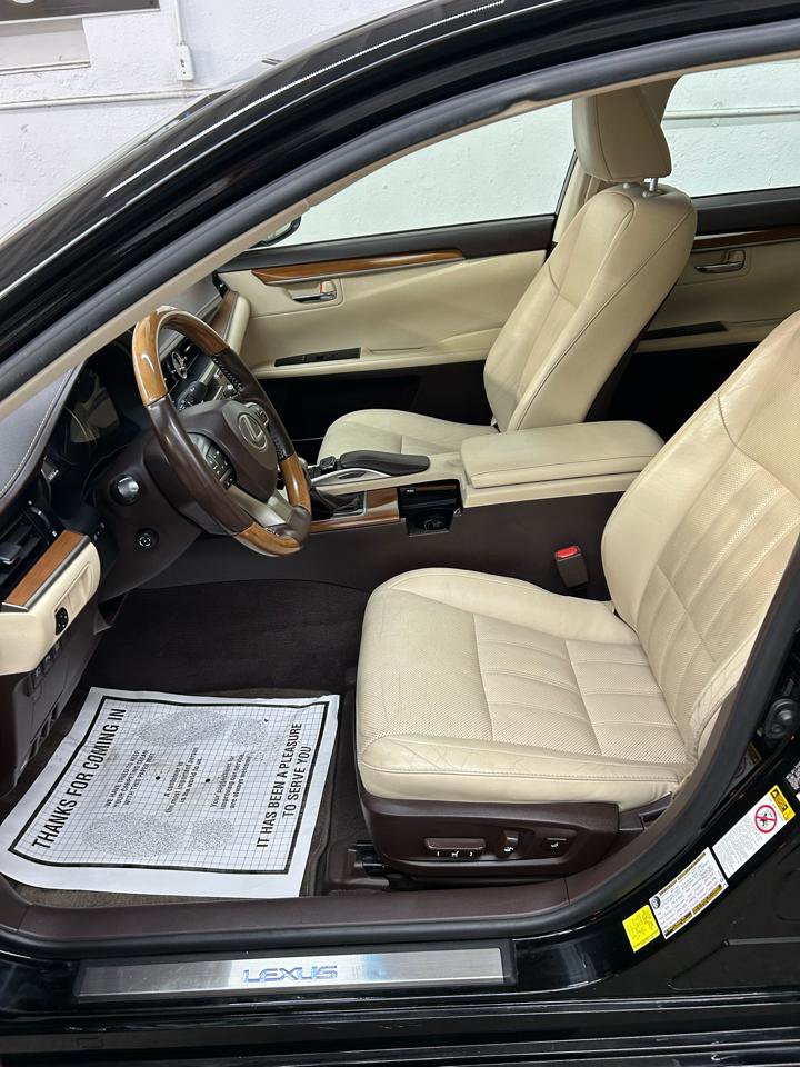 Used 2017 Lexus ES 300h w/ Luxury Package image 31