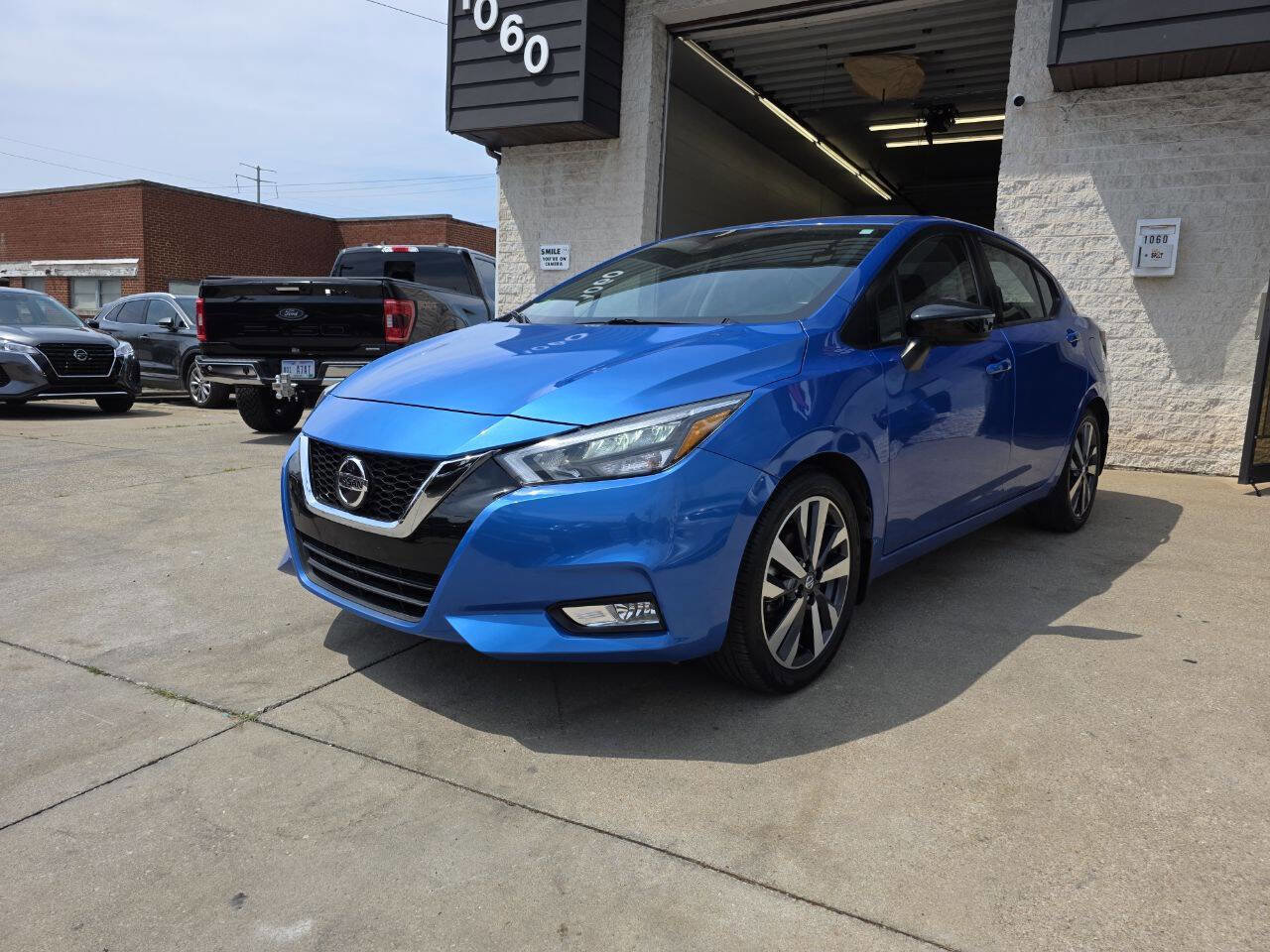 Used 2021 Nissan Versa SR w/ Convenience Package image 3