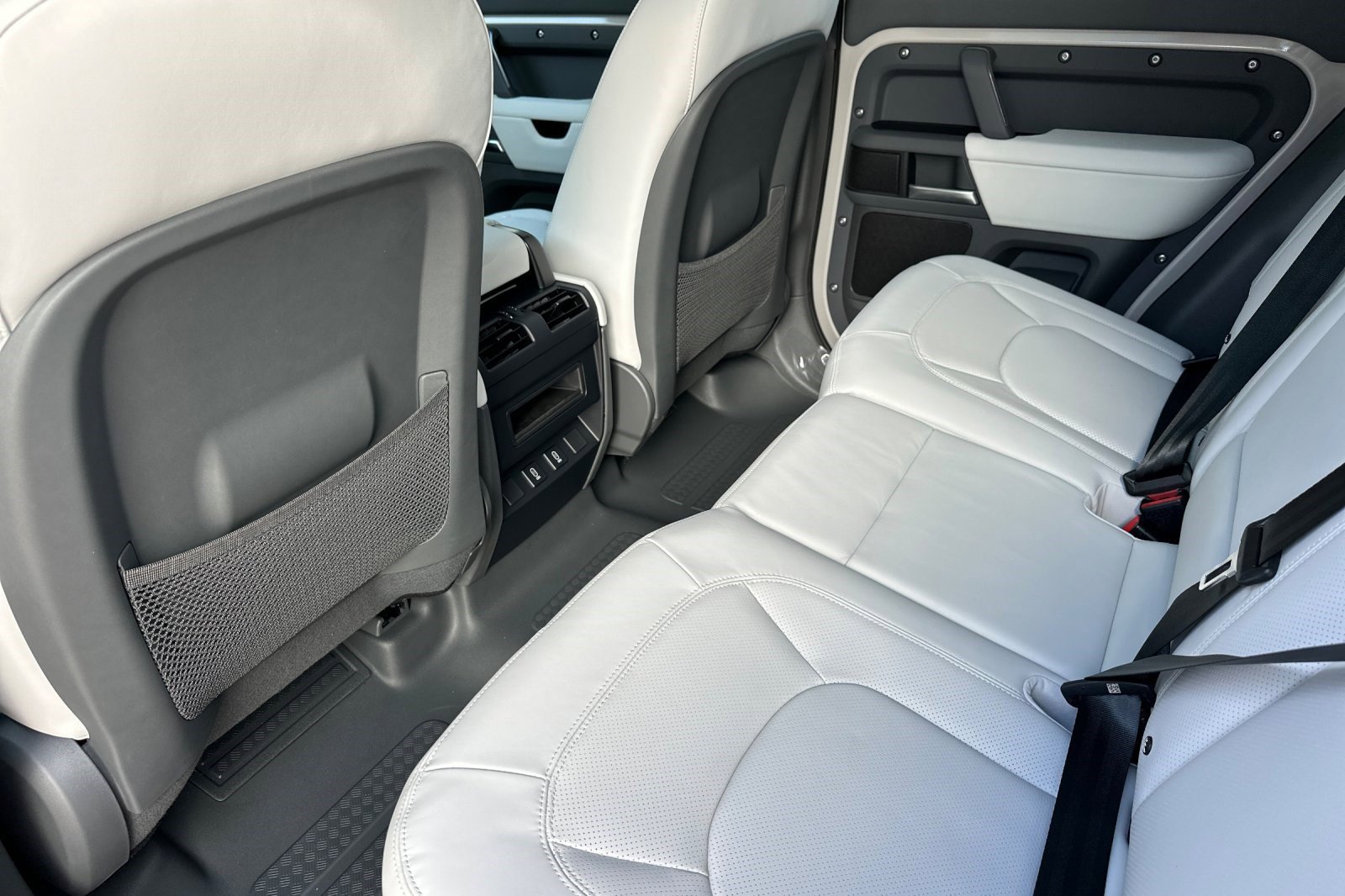 New 2026 Land Rover Defender 110 X-Dynamic SE image 16