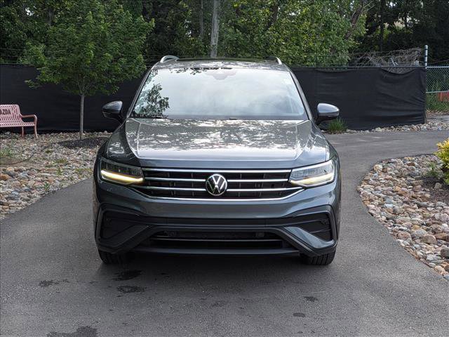 Used 2023 Volkswagen Tiguan SE w/ Panoramic Sunroof Package FWD image 9