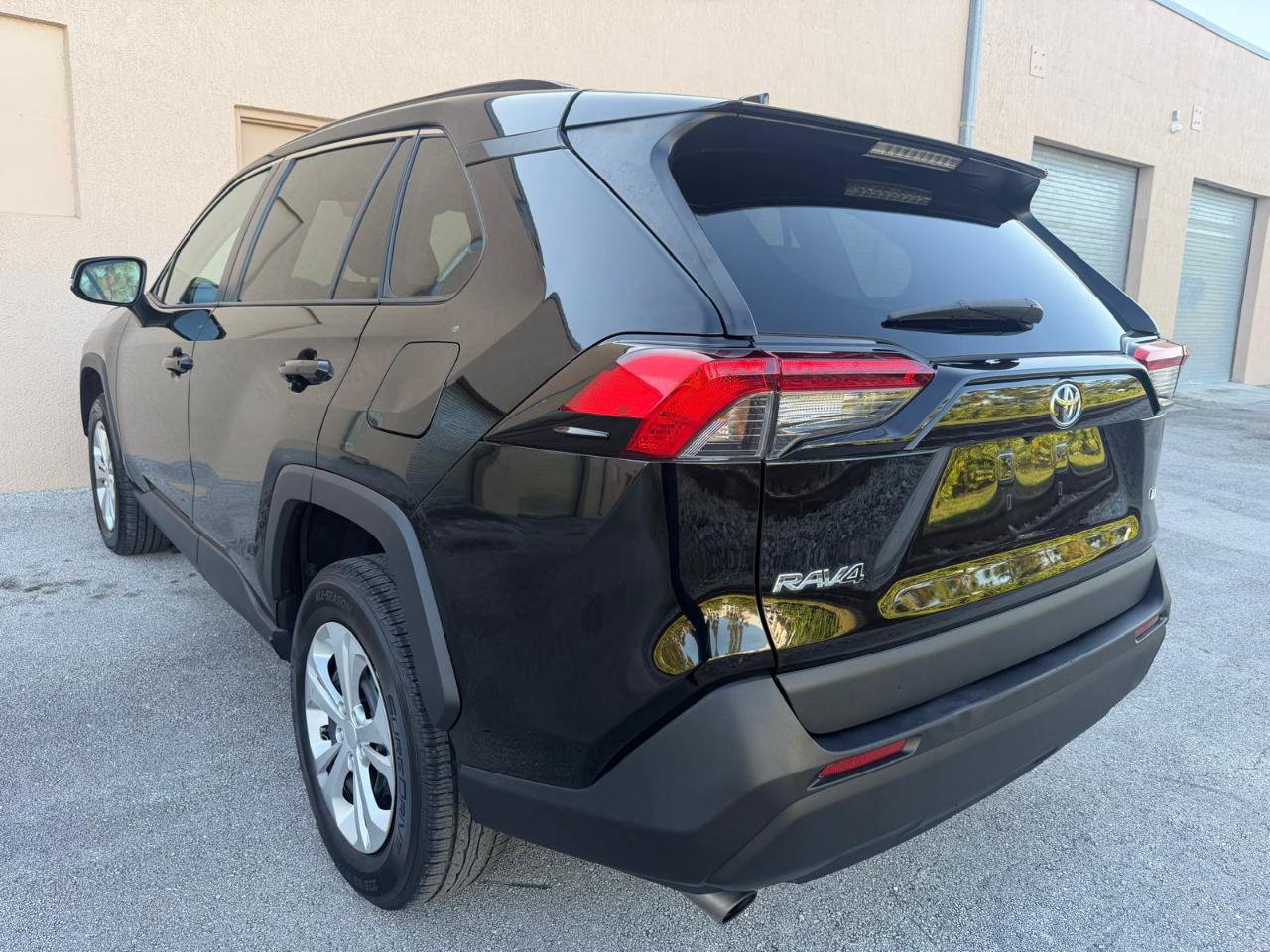 Used 2020 Toyota RAV4 LE FWD image 5