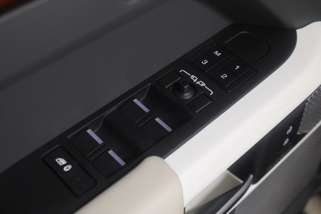 Used 2023 Land Rover Defender 130 SE image 20