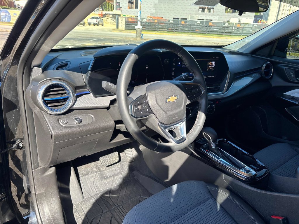 Used 2025 Chevrolet Trax LT w/ Driver Confidence Package FWD image 11