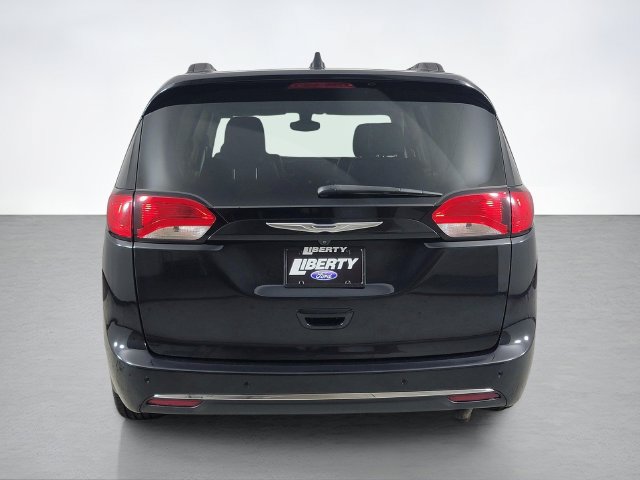 Used 2017 Chrysler Pacifica Touring-L FWD image 4
