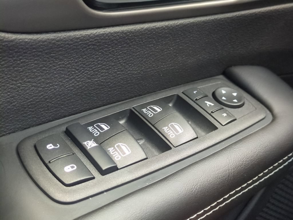 New 2027 Chrysler Pacifica Limited FWD image 25