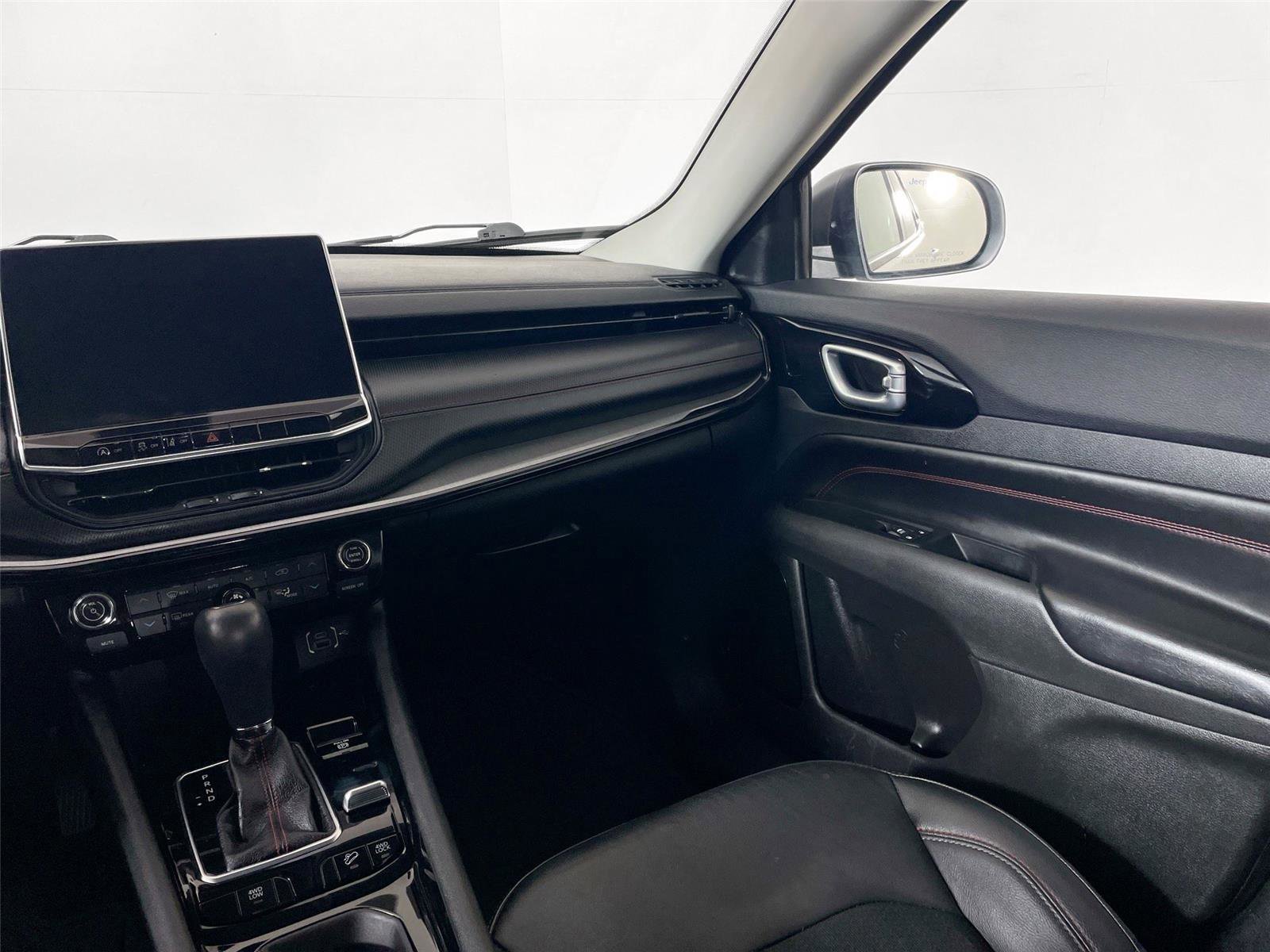 Used 2022 Jeep Compass Trailhawk w/ Trailhawk Convenience Group AWD/4WD image 23