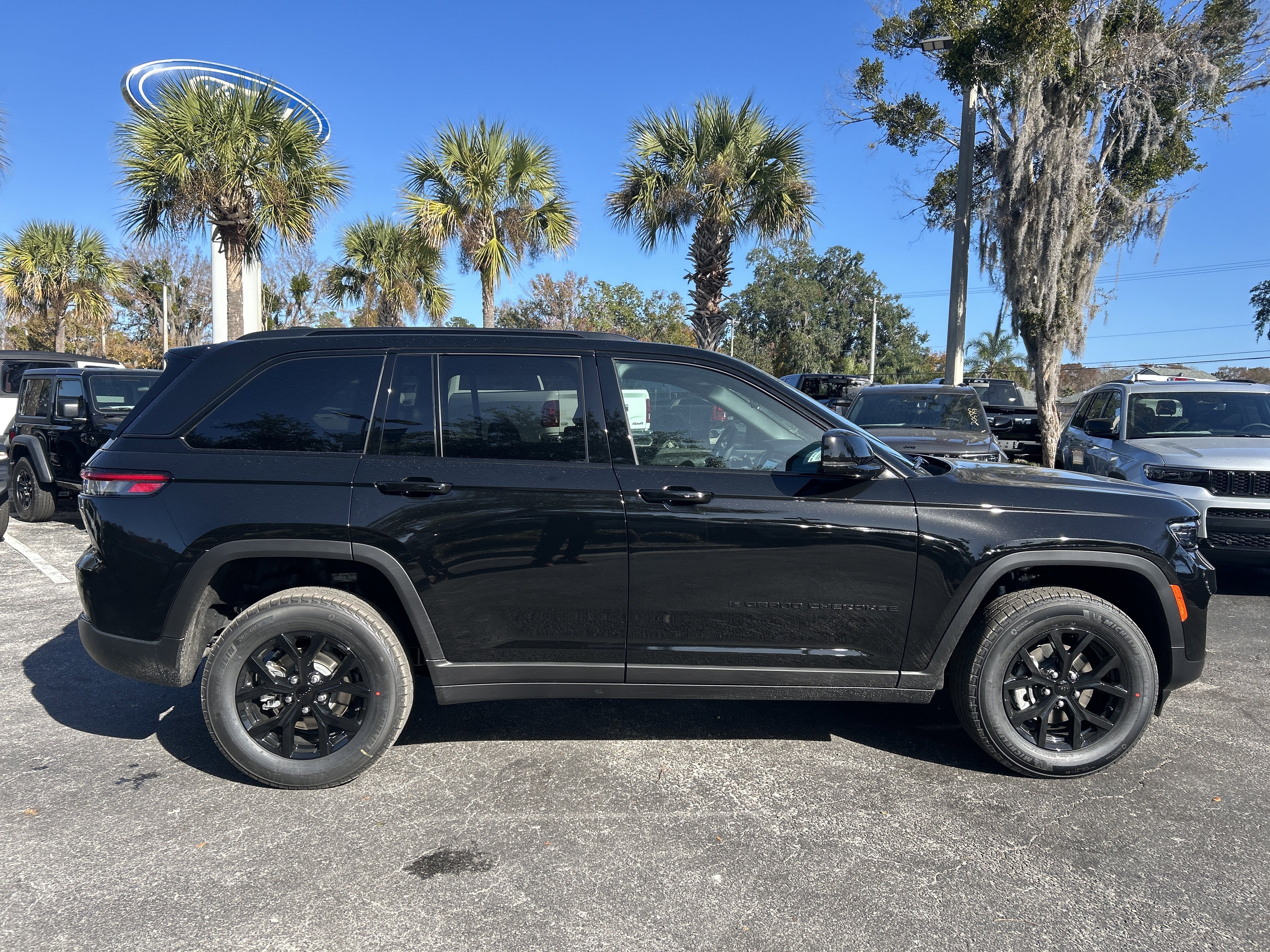 New 2025 Jeep Grand Cherokee Altitude image 10