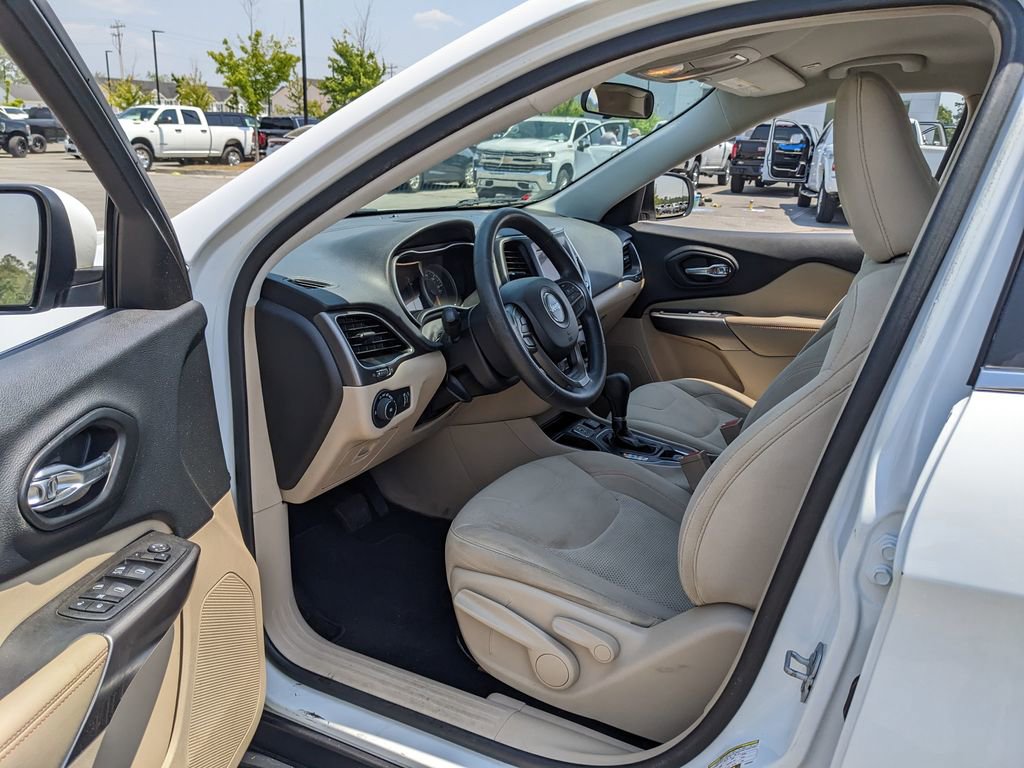 Used 2019 Jeep Cherokee Latitude w/ Popular Appearance Group FWD image 16