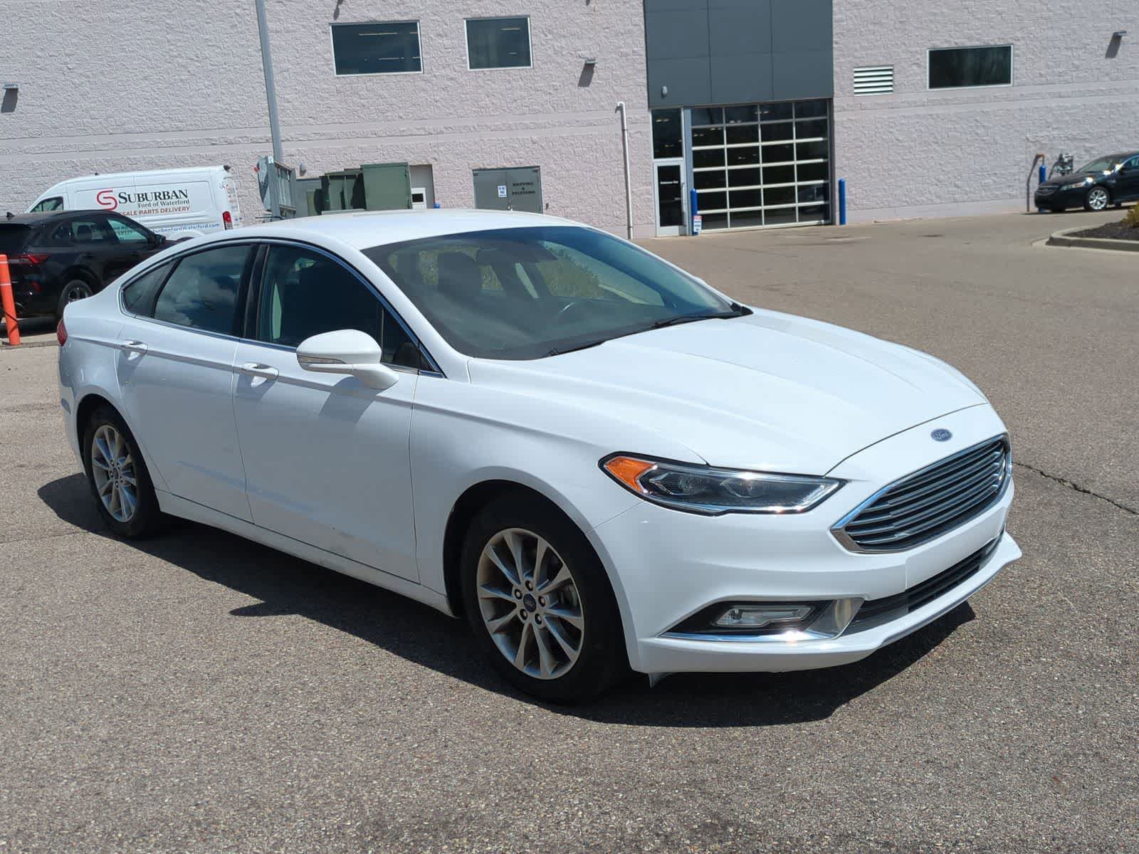 Used 2017 Ford Fusion SE w/ Fusion SE Technology Package FWD image 2