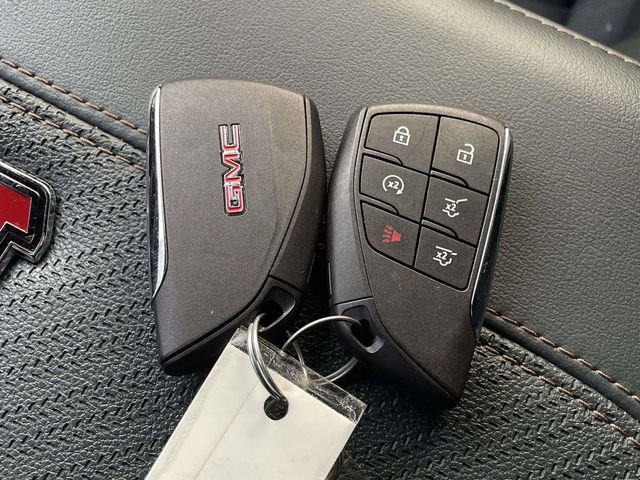 Used 2025 GMC Yukon AT4 image 34