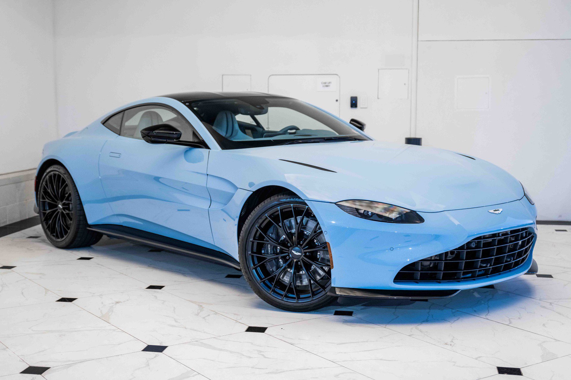 Used 2023 Aston Martin V8 Vantage Coupe RWD image 32