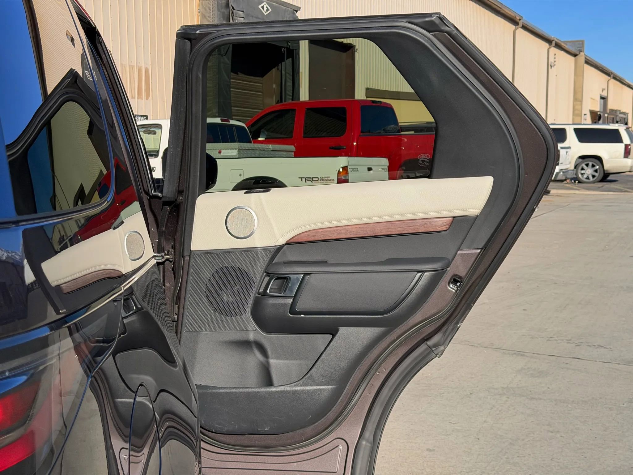 Used 2023 Land Rover Discovery Metropolitan Edition image 10