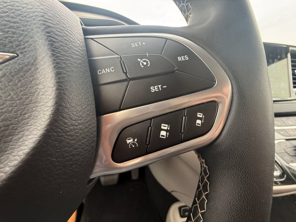 Used 2024 Chrysler Pacifica Touring-L FWD image 16