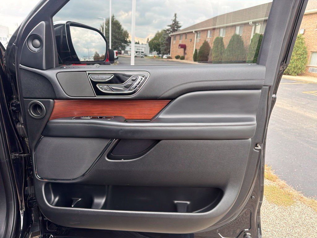 Used 2021 Lincoln Navigator Reserve AWD/4WD image 16