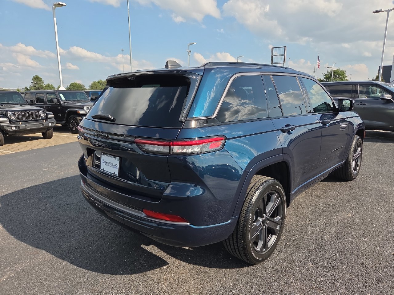 New 2027 Jeep Grand Cherokee Limited AWD/4WD image 31