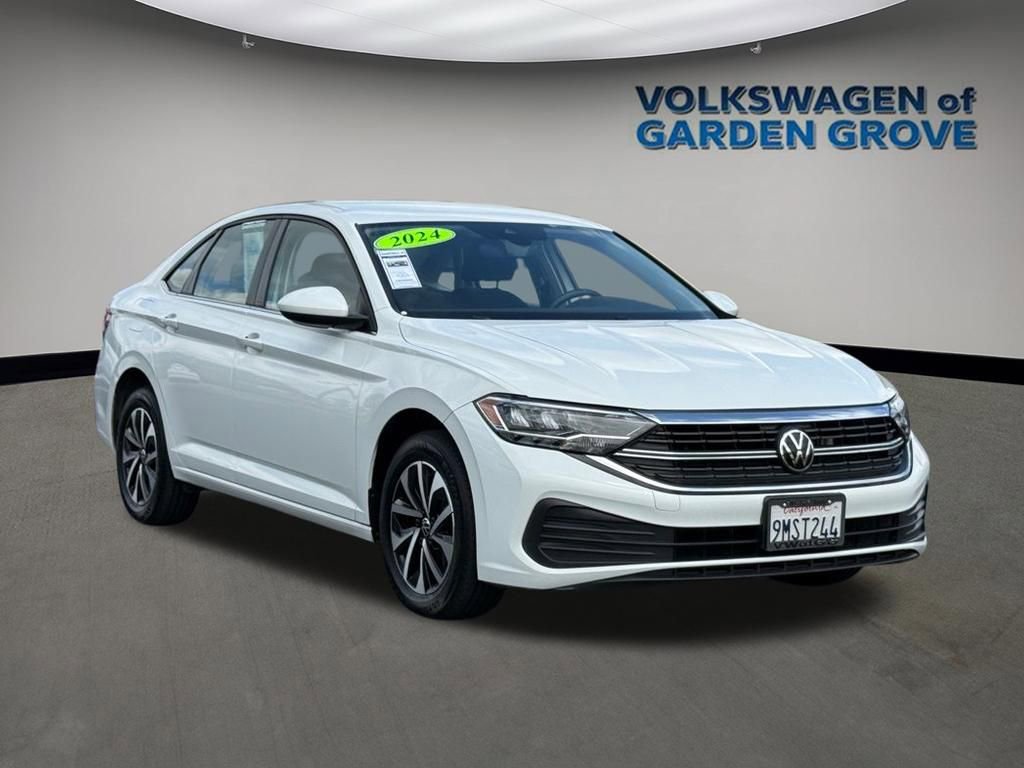 Used 2024 Volkswagen Jetta S image 2
