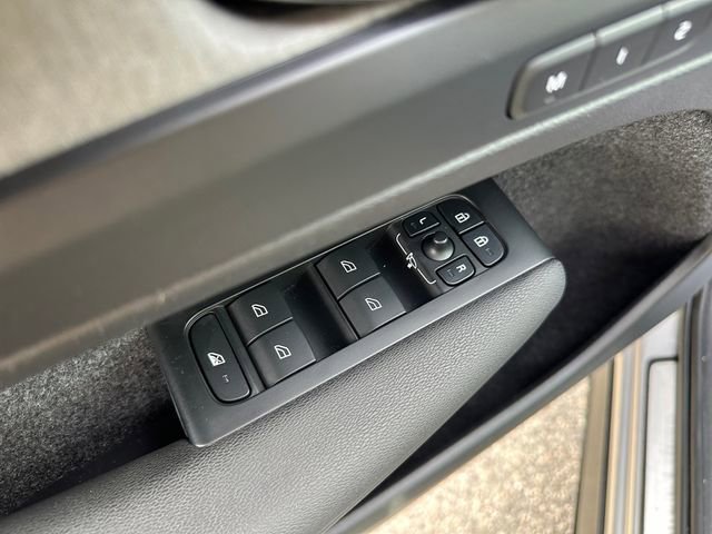 Used 2023 Volvo XC40 B5 Plus AWD/4WD image 19
