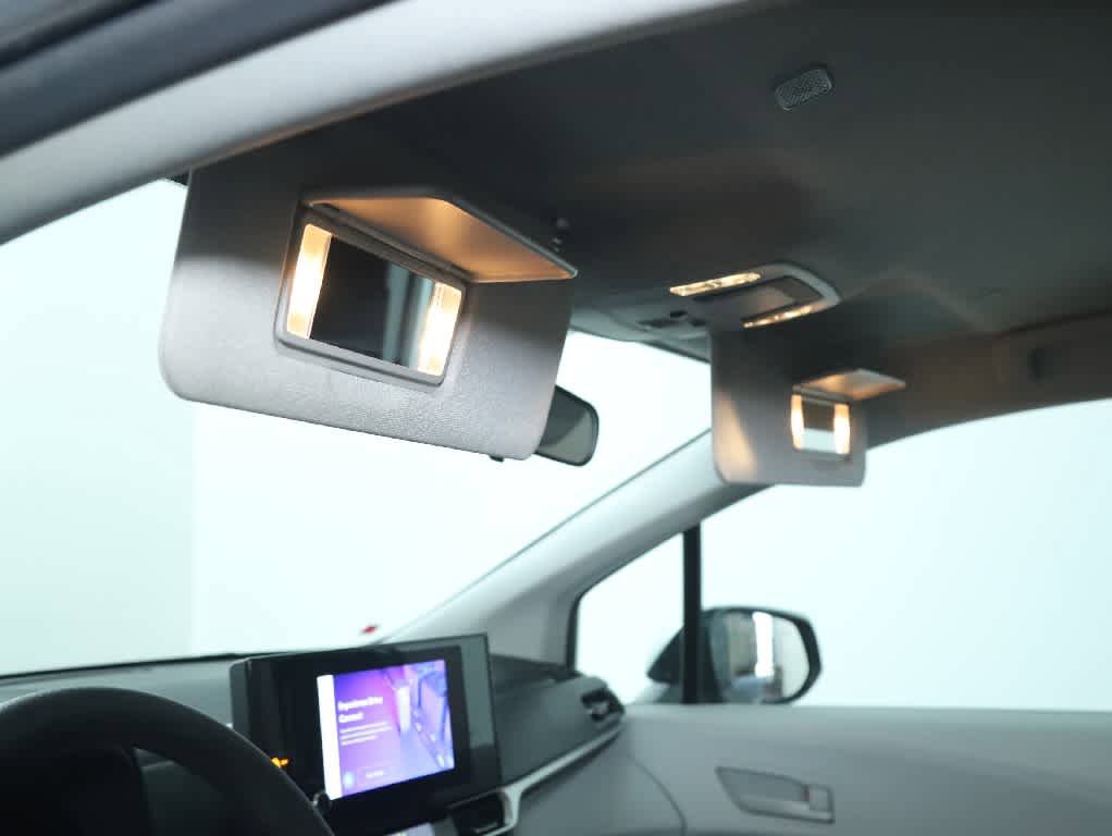 Used 2025 Toyota Sienna LE FWD image 18
