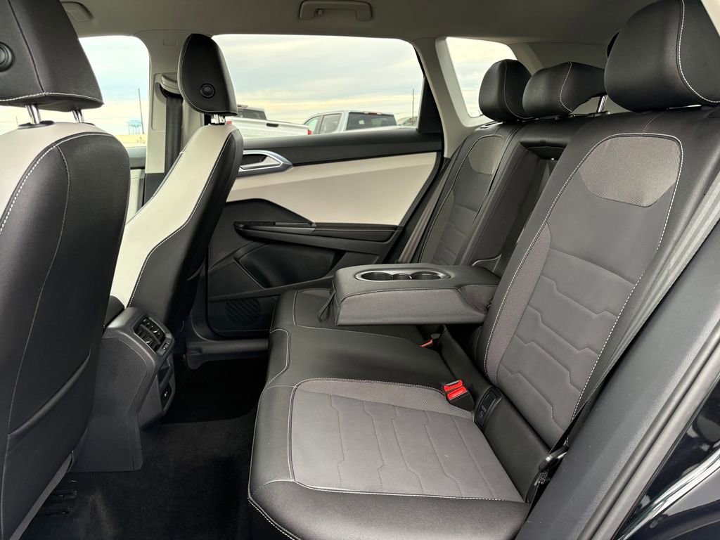 Used 2025 Volkswagen Taos SE FWD image 15
