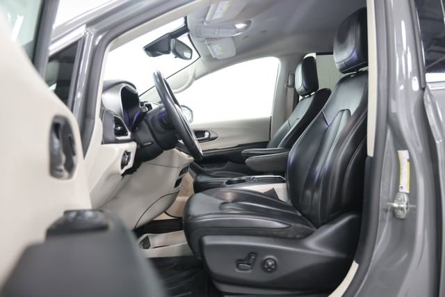 Used 2023 Chrysler Pacifica Touring-L AWD/4WD image 18