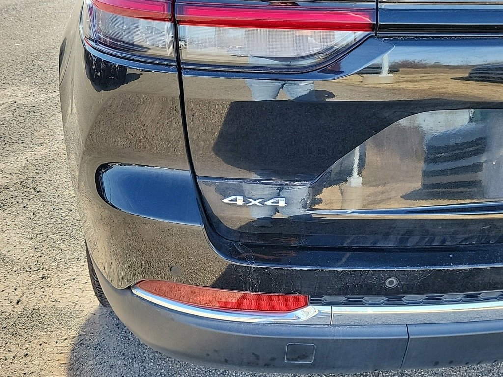 Used 2023 Jeep Grand Cherokee Laredo image 10