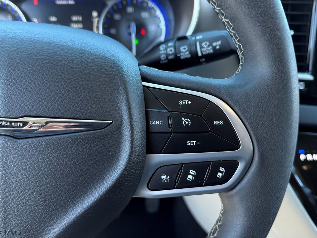 Used 2024 Chrysler Pacifica Touring-L image 31