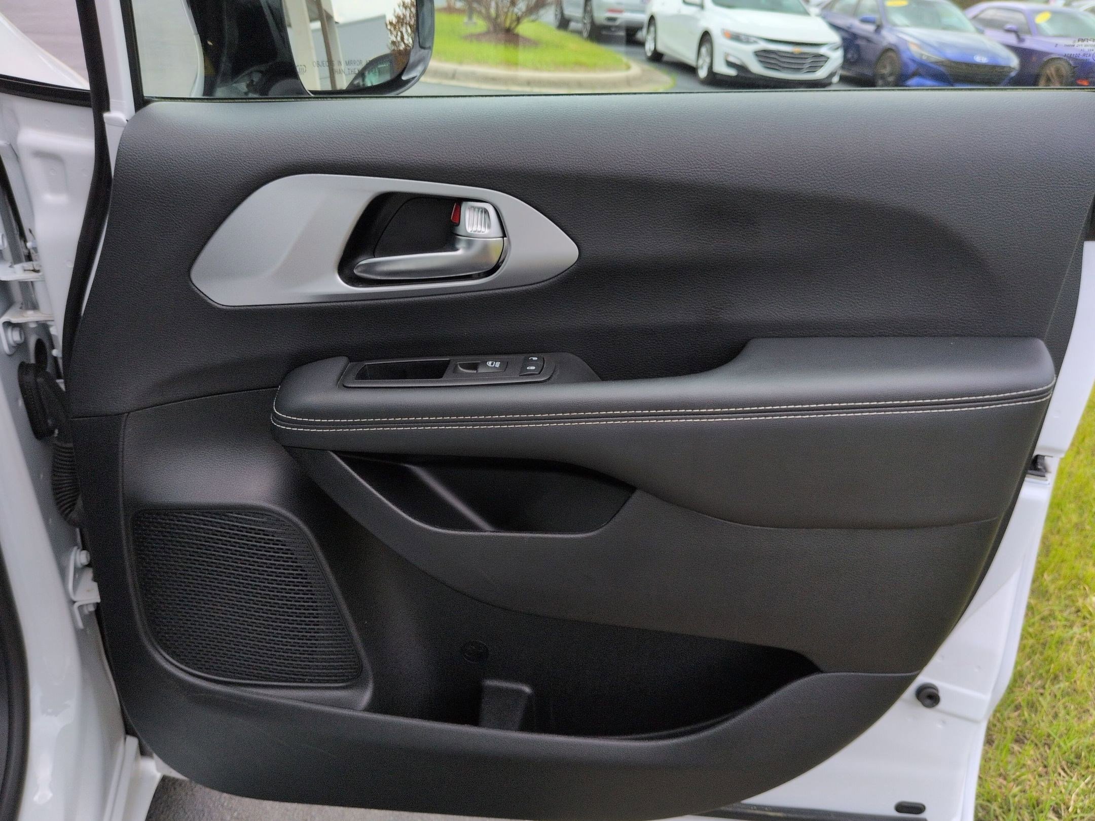 Used 2025 Chrysler Pacifica Limited FWD image 24