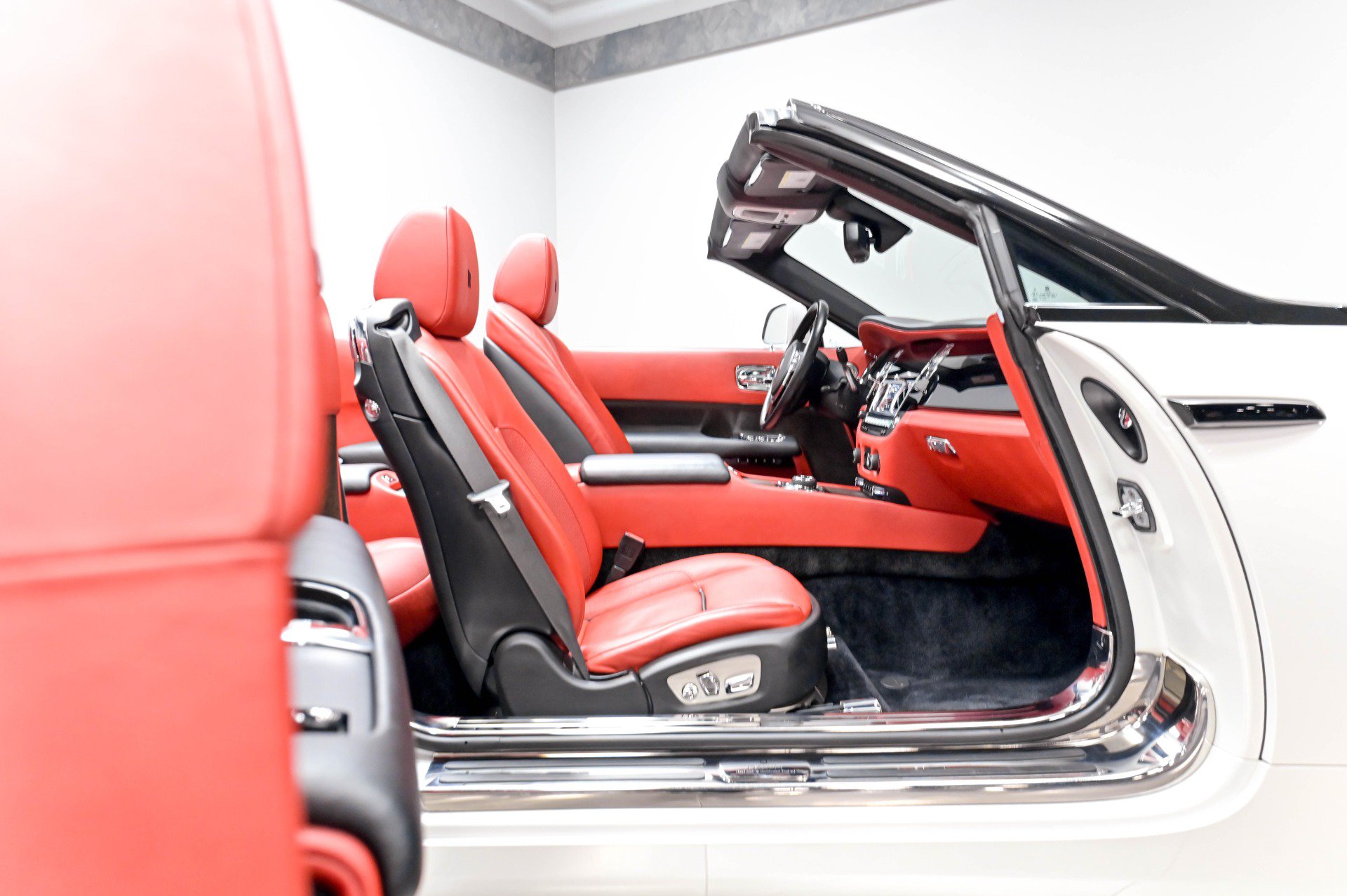 Used 2017 Rolls-Royce Dawn RWD image 60
