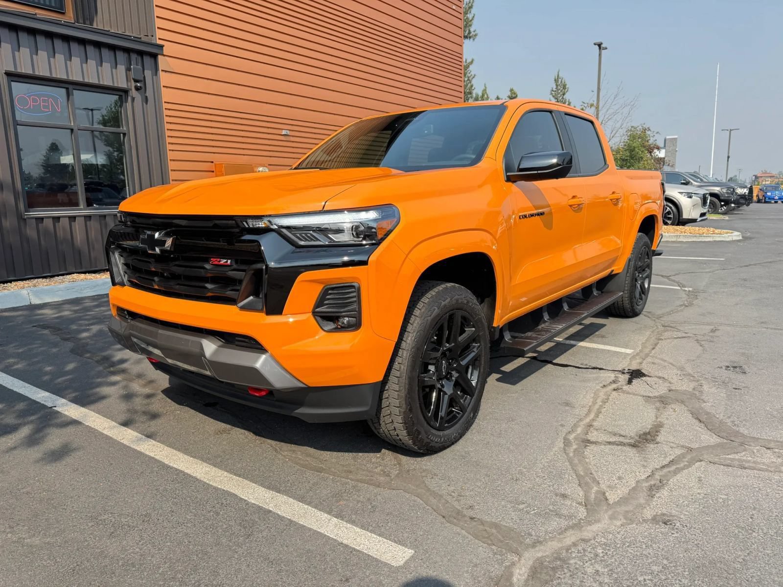Used 2025 Chevrolet Colorado Z71 w/ Technology Package AWD/4WD image 1