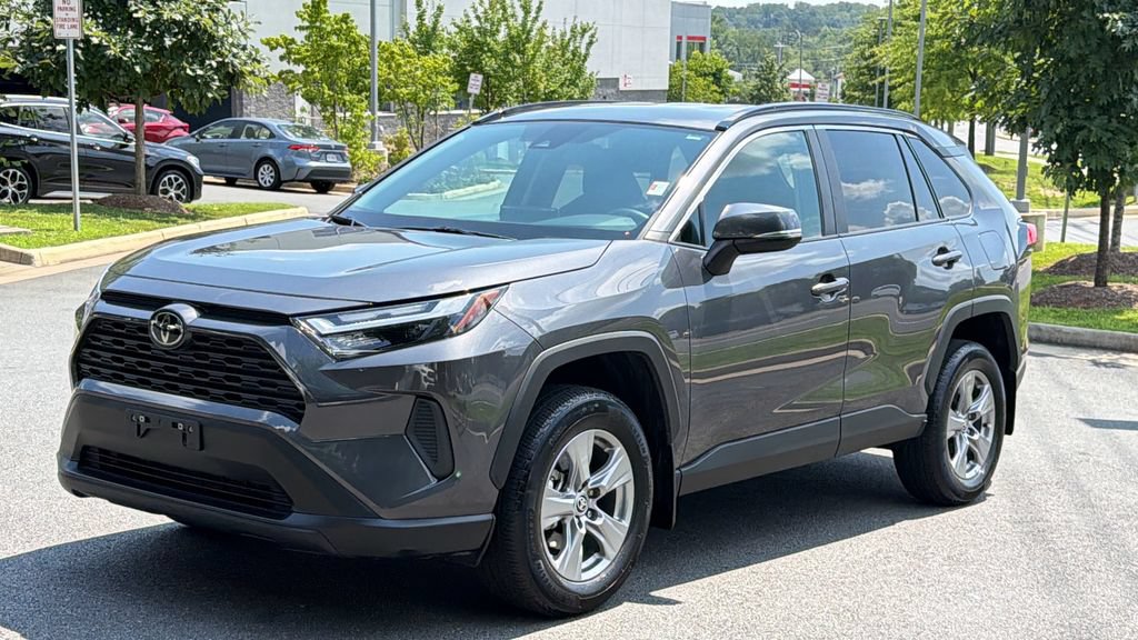 Used 2025 Toyota RAV4 XLE AWD/4WD image 2