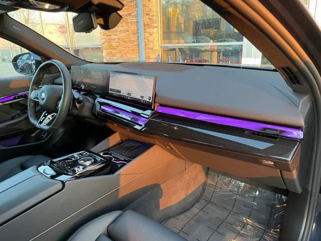 Used 2025 BMW 550e xDrive w/ Premium Package image 37