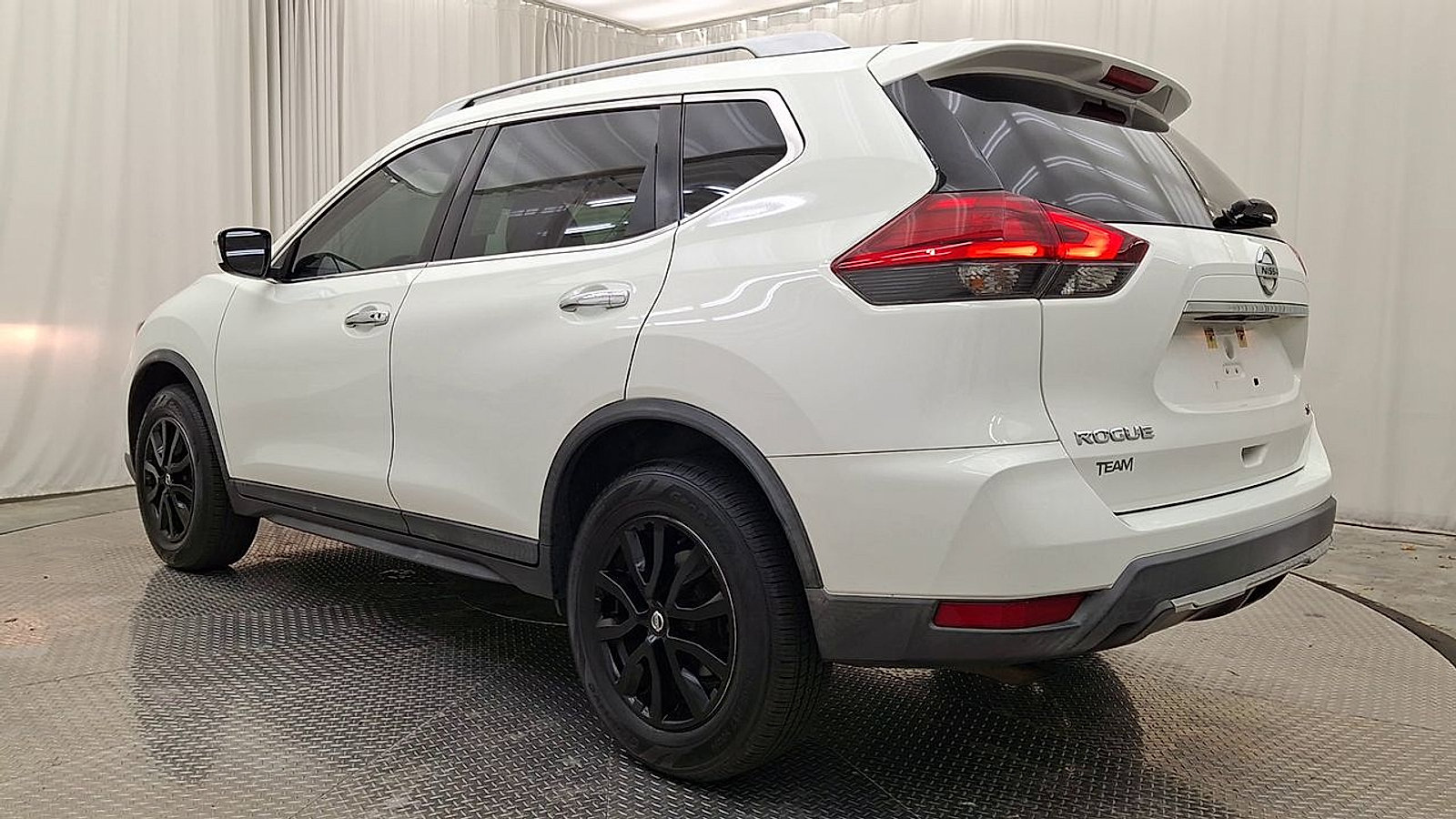 Used 2017 Nissan Rogue SV AWD/4WD image 12
