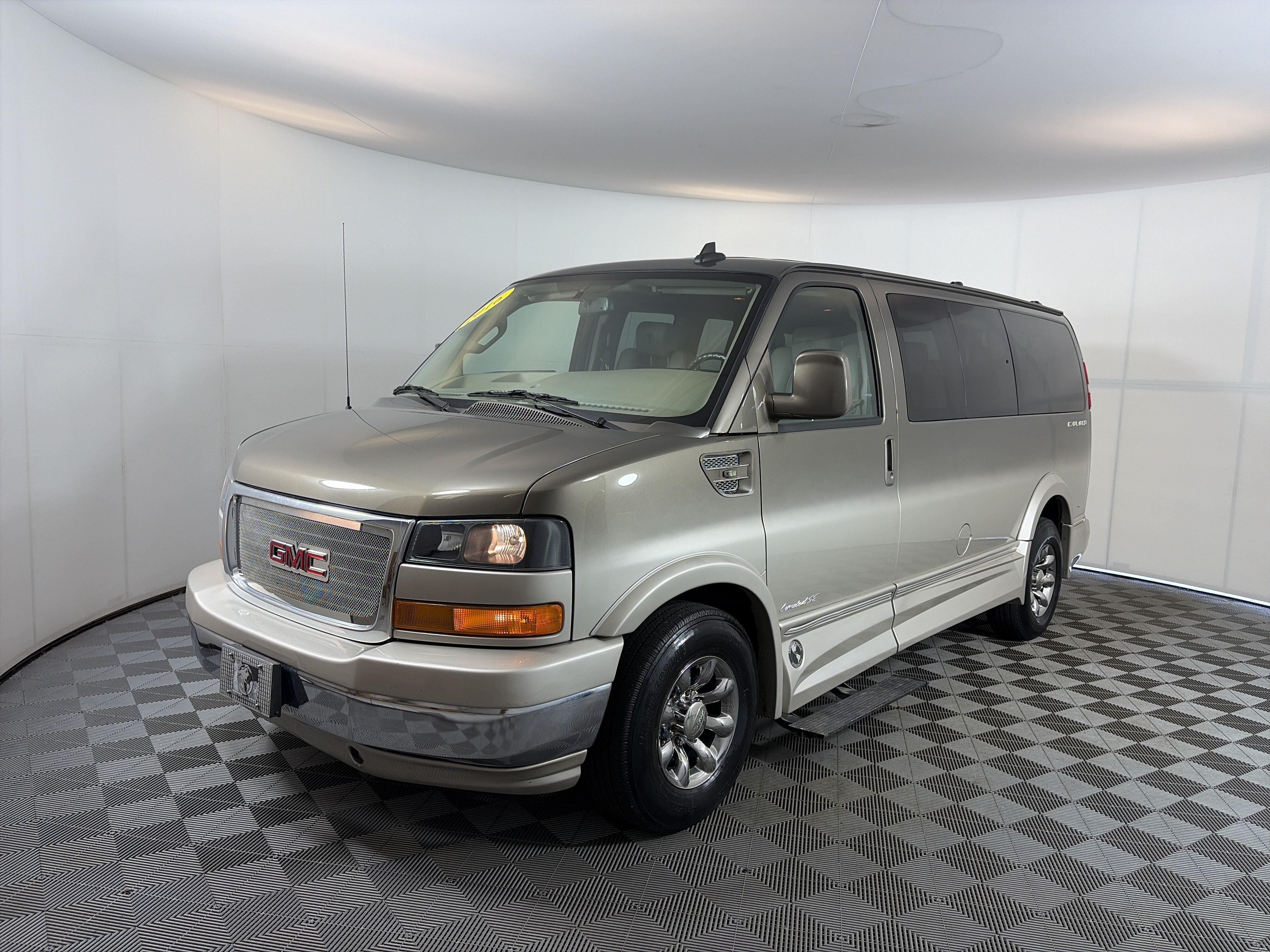 Used 2016 GMC Savana 2500 RWD image 2
