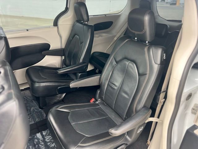 Used 2020 Chrysler Pacifica Touring-L image 14