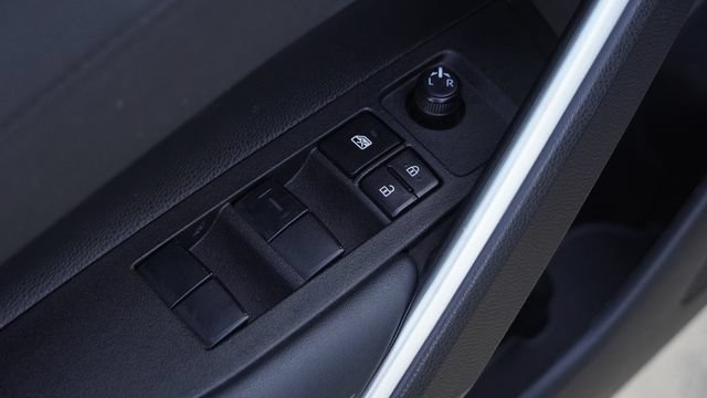 Used 2026 Toyota Corolla Cross XLE FWD image 22