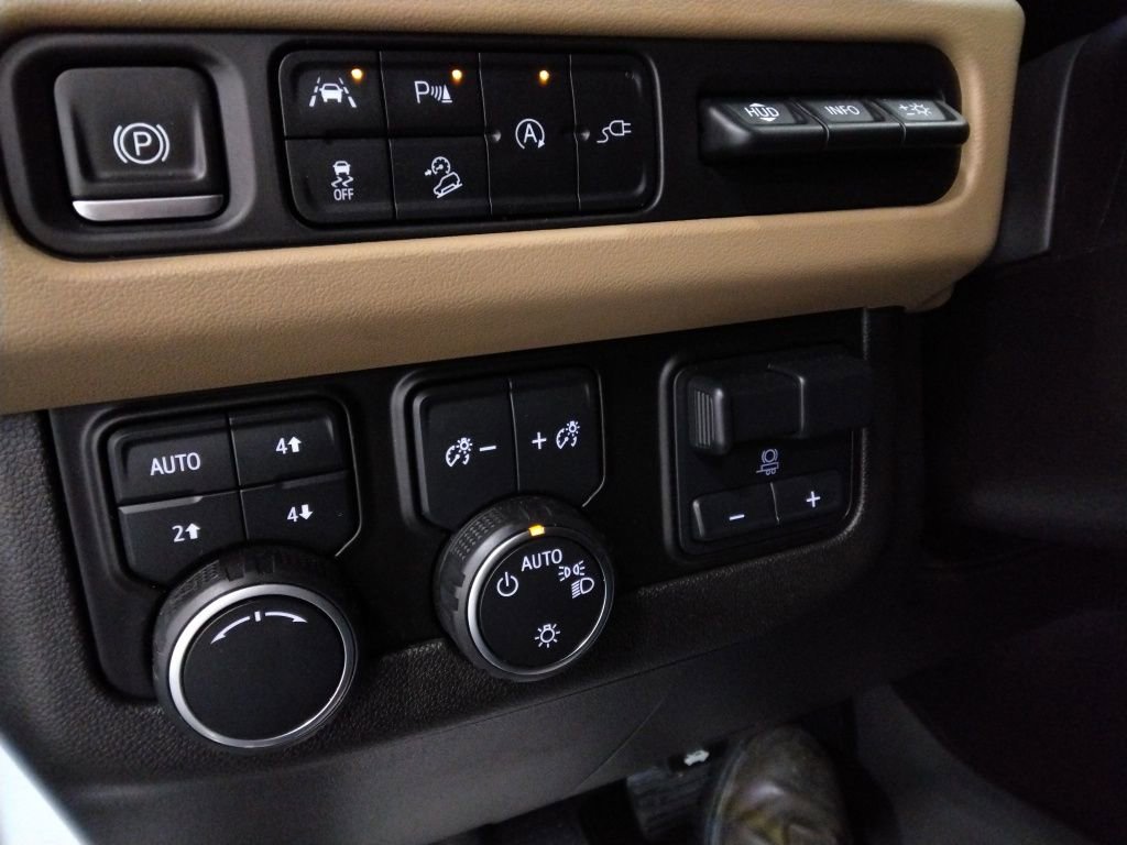 Used 2021 Chevrolet Tahoe Premier w/ Premium Package image 29