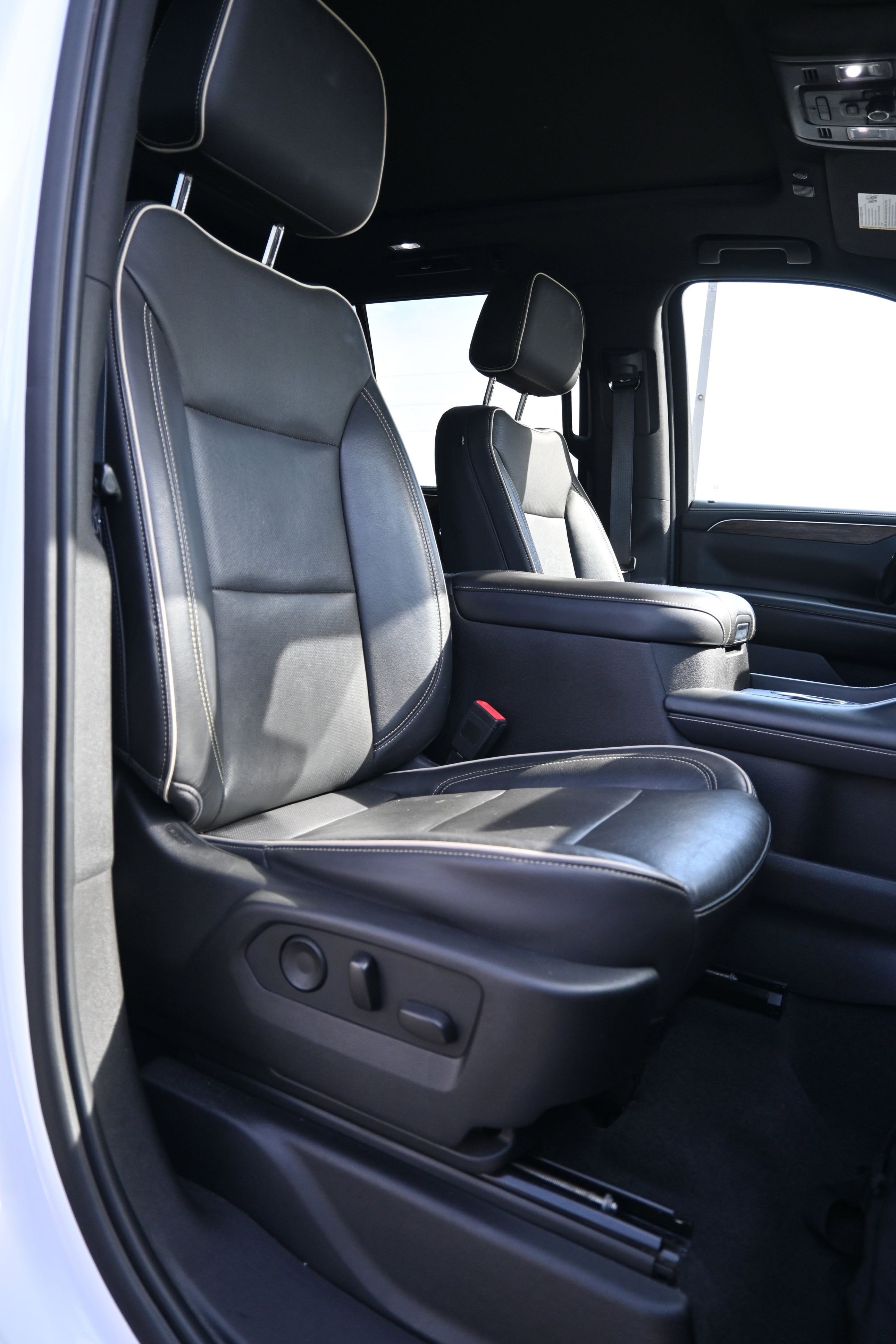 Used 2021 Chevrolet Tahoe Premier w/ Premium Package image 33