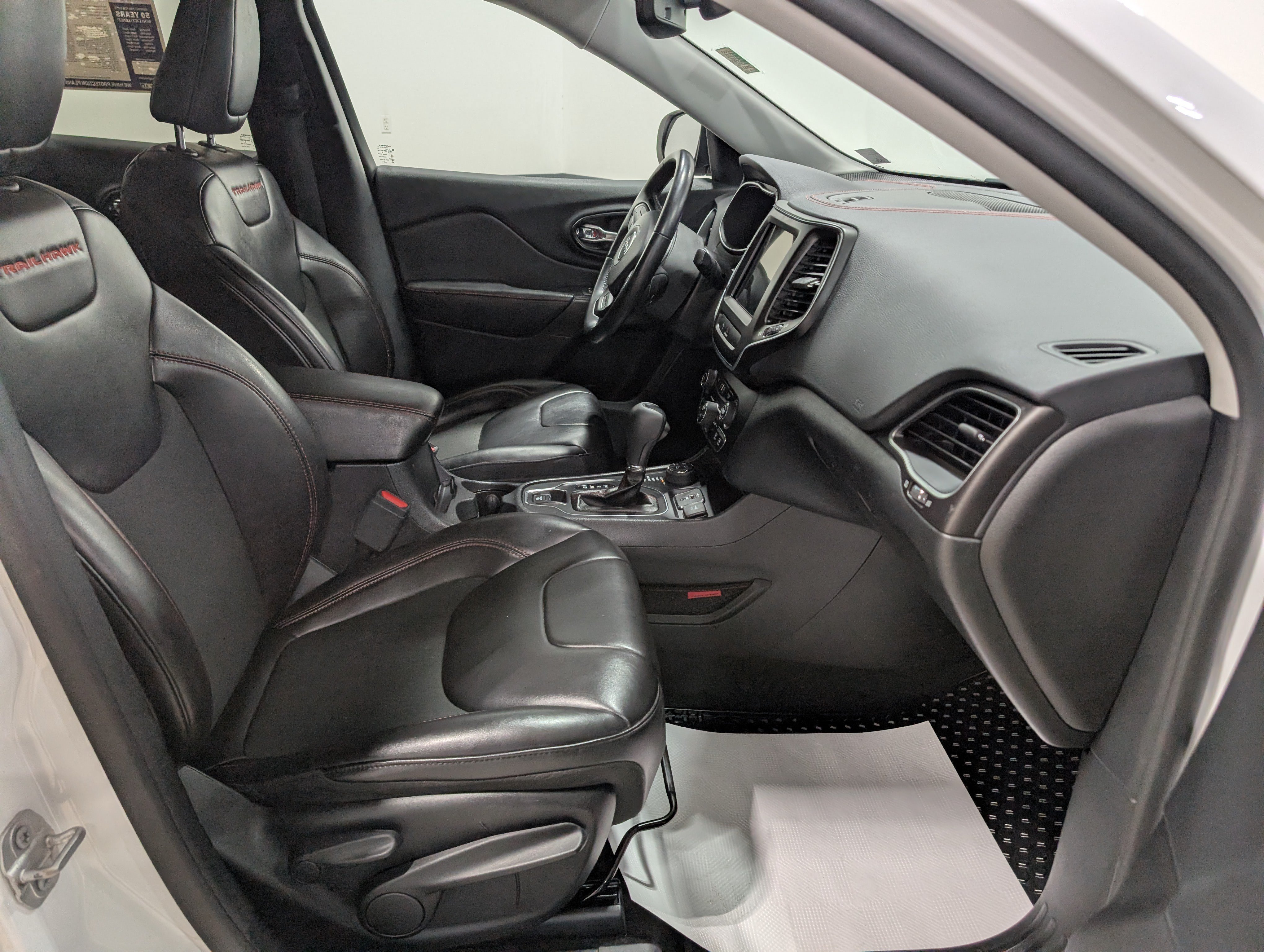 Used 2020 Jeep Cherokee Trailhawk w/ Comfort/Convenience Group AWD/4WD image 19