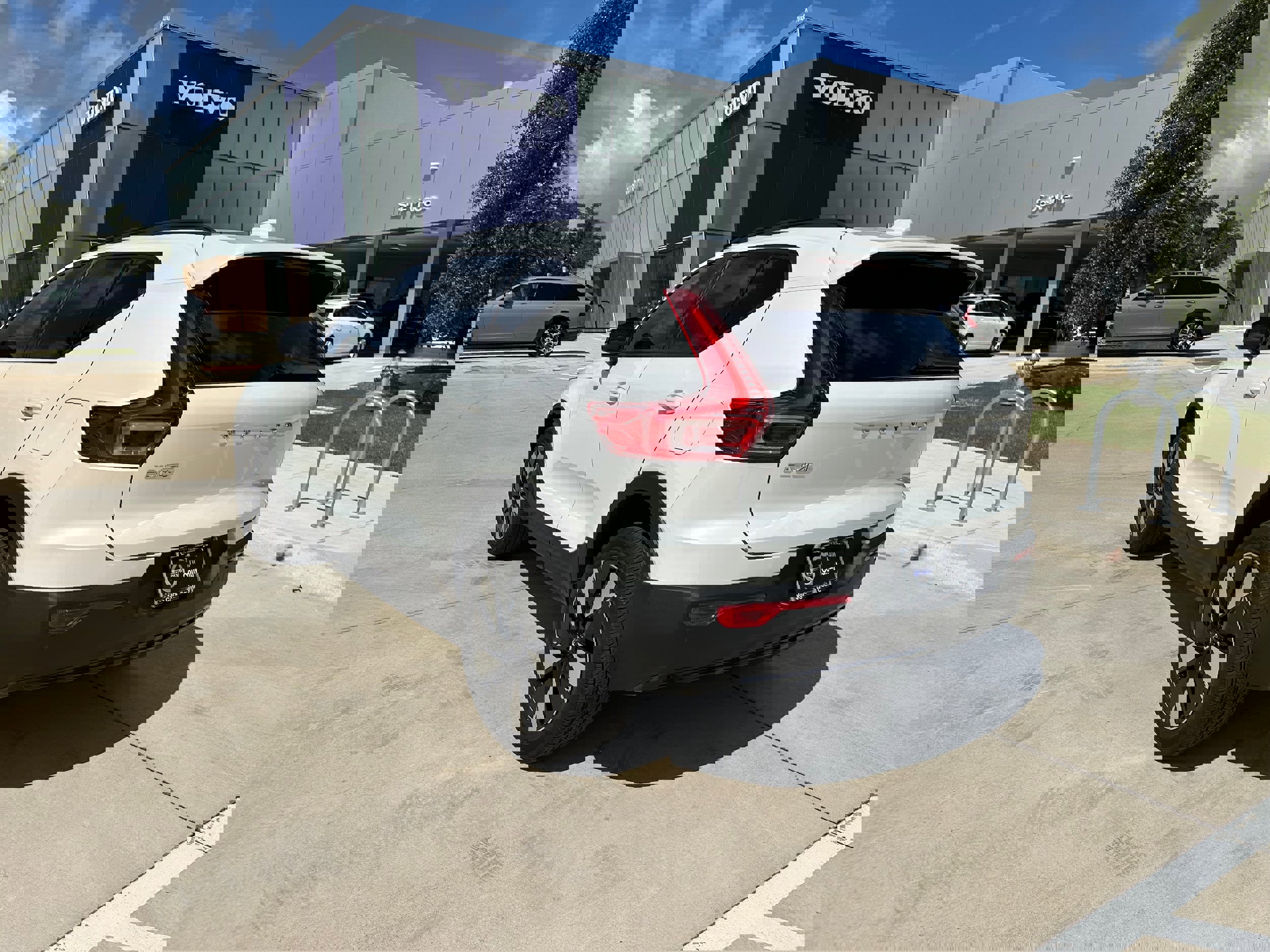 Used 2025 Volvo EX40 Core image 4