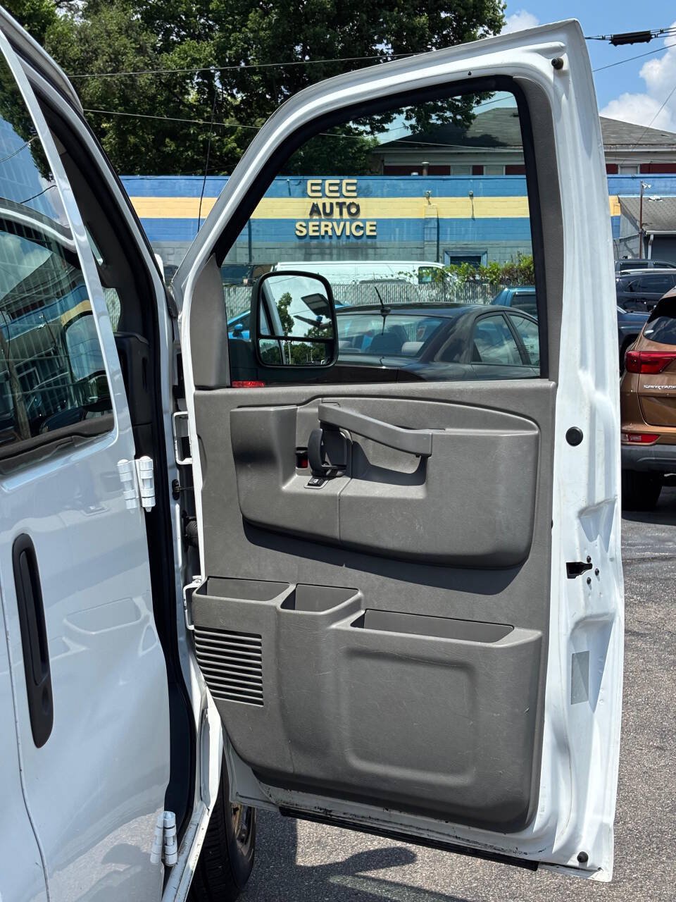 Used 2017 Chevrolet Express 2500 RWD image 18