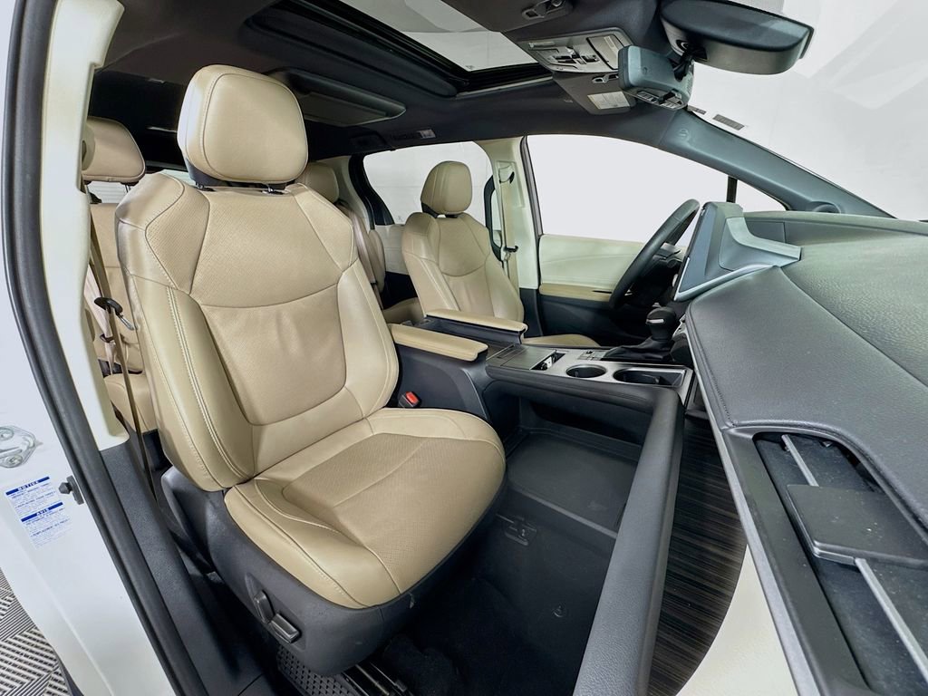 Used 2021 Toyota Sienna Limited image 31